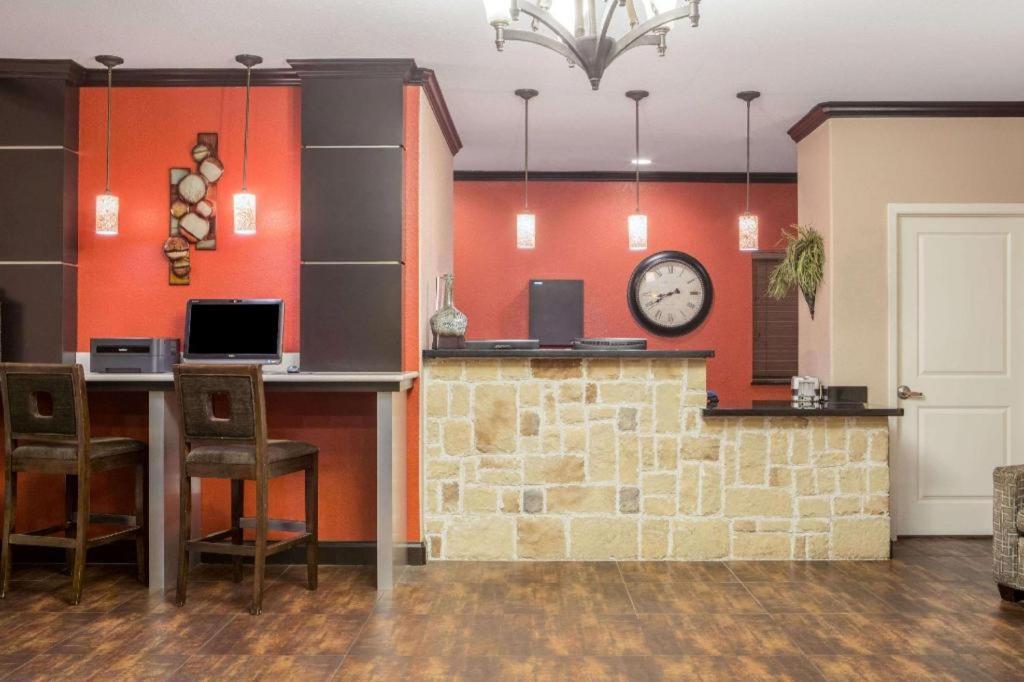 Super 8 By Wyndham Mansfield La Hotell Eksteriør bilde